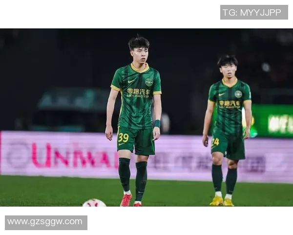 中国足球明星帅哥们的魅力与风采展现，谁是你心中的最佳球员之选