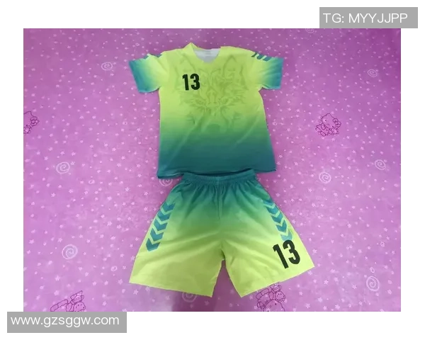 巧妙收纳足球球衣的实用技巧与创意方案分享 巧妙收纳足球球衣的实用技巧与创意方案分享